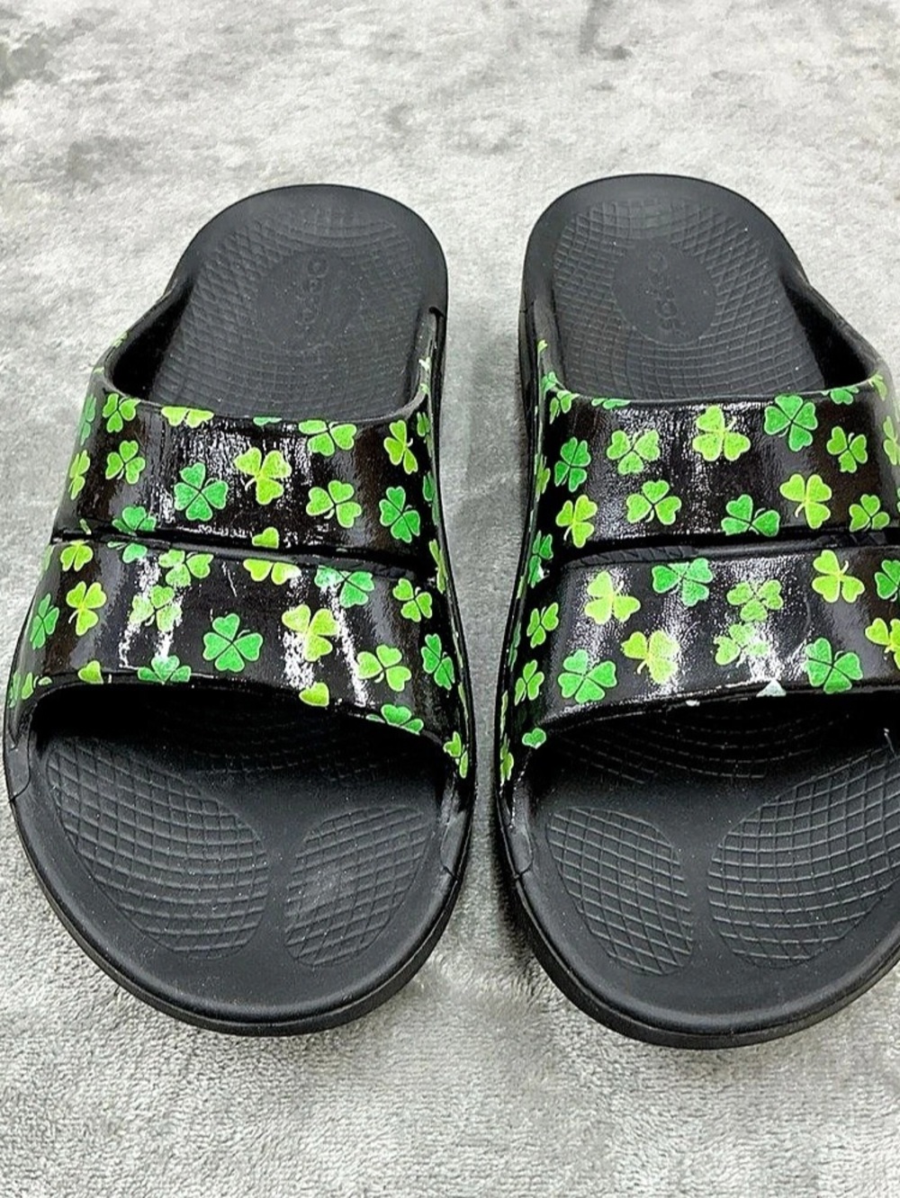 OOFOS OOahh Limited Shamrock Clover Slides M7/W9 Athletic Recovery Comfort